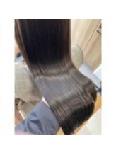 毛先の手触りをよくしたいまとまりを出したい方は【髪質改善艶髪カットコース】をお選びください。