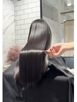 ジーニーホリエ(Geniee horie) 重めラインの艶髪ストレート×美髪改善トリートメント