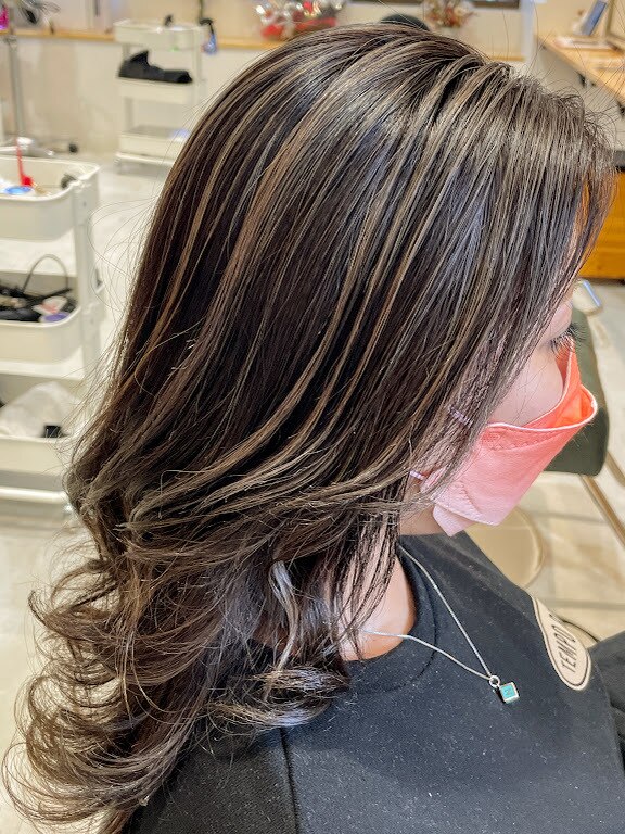 AQUA】白髪ぼかしハイライト：L179926408｜アクア(AQUA)のヘアスタイル