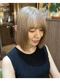 ホワイトブロンドベージュカラー/ミディアムヘア