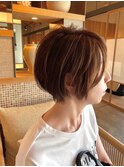 くすみベージュ×ショートスタイル