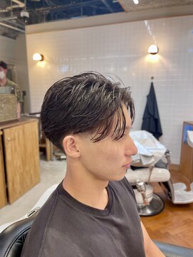 ゼロスバーバー(0's BARBER SHOP) ◎フェザーパーマ×スキンフェードで爽やか大人メンズ