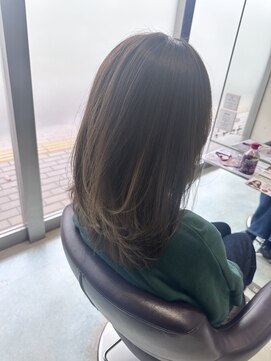 オリーブグレージュ・セミロング・レイヤー