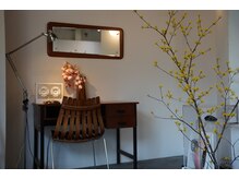 ゾーイ(ZOEY)の雰囲気(温かみのあるアンティーク調のフロント。)