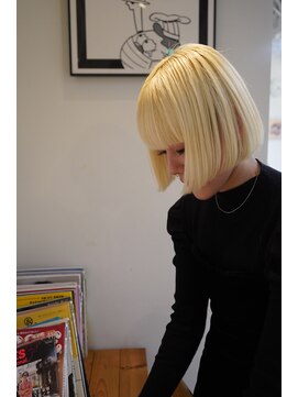 メグリ(meguri) ハイトーンボブ ブリーチ ダブルカラー ショート