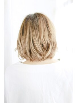 リーニアプラスエヌ(LINHA +n) 20代30代40代　もふもふ髪のバルーンボブ【長浜】