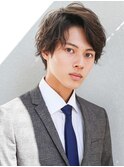 スーツ短髪ツーブロック束感モテる黒髪パーマ流行新郎髪型結婚式
