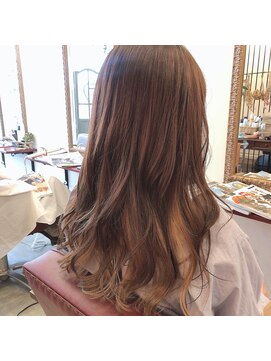 エメリヘアー(Emeli Hair) イエローベージュとゴールドのインナーカラーのカラーロング