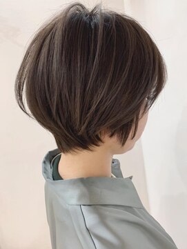 トレヘアー(tRe hair) ダブルカラー　くびれショート　アッシュスタイル