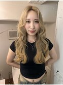 ブロンドベージュふわふわヘア