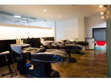 フルフラットのシャンプーブースで癒しの時間を過ごせます♪