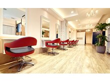 サロン ド ウィズ 八幡店(Salon de With)の雰囲気（ウッディーでナチュラルな店内でゆったり寛げます。）