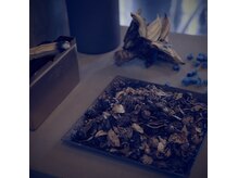 アンティークの家具や照明・店内は落ち着いた雰囲気です。