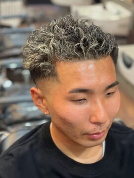 プードルパーマ×ホワイトブロンドの攻め系バーバーストリート