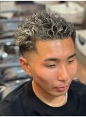 プードルパーマ×ホワイトブロンドの攻め系バーバーストリート