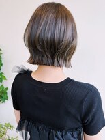 アヴァンセ サニー美容室&nbsp;オリーブグレージュ 寒色カラー くびれボブ 20代 レイヤーカット