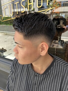 フォーコーナーズ(Four Corners) スキンフェード／フェザーアップ／クロップスタイル