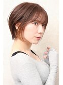 イヤリングカラーとシースルーバングがかわいいショートボブ