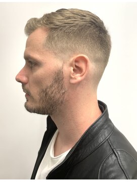 フランクスバーバーリベラルド 横浜(FRANK'S BARBER LIBERALD) フェザーパーマサーフカール刈り上げセンターパート