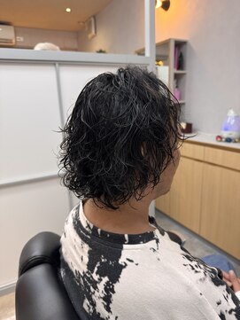 動きが出るスパイラルパーマのミディアムヘア