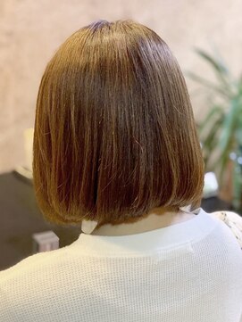 アークスヘアー ハイライト前下がりショートミルクティーベージュボブ