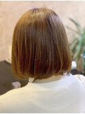 ハイライト前下がりショートミルクティーベージュボブ