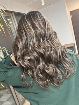 ヴィフ 大船(VIF) ロングヘア/ハイライトツヤ髪スタイル/透明感カラー