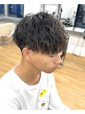 縦落ちツイストスパイラルパーマメンズ刈り上げツーブロック