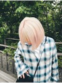 ホワイトブロンド×切りっぱなしボブ