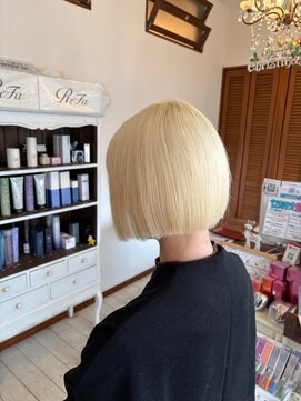 セットアップ 岡山北長瀬店(SET-UP) デザインカラーホワイトブロンド×ぱつっとボブ11.5