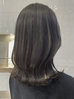 エヌアイ オモテサンドウ(ni omotesando)&nbsp;オリーブグレージュくすみカラーくびれミディアム【肥田亜沙美】