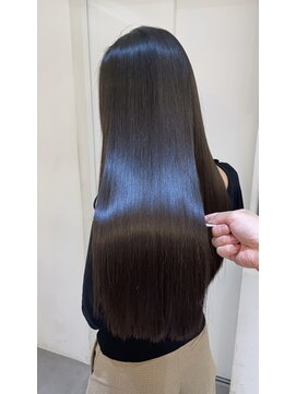 エラ(Ella) 美髪矯正でつくる圧倒的ツヤ感ストレート