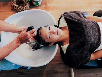 エボニー ヘアー(EBONY Hair)の写真/【話題のマイクロバブル導入サロン】頭の重だるさや目の疲れにも◎思わず寝落ちの極上のアロマヘッドスパ♪
