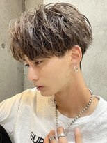 アーリー(Ali'i) センターパートアップバングコンマヘアツイストスパイラルパーマ