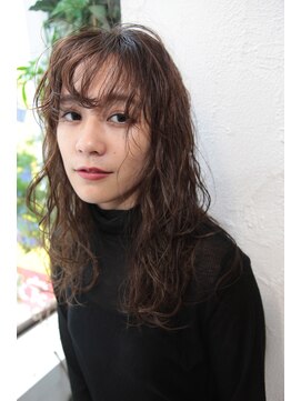 リラ バイ クオーレ(LIRA by CUORE) スモーキーベージュやわらかパーマ風