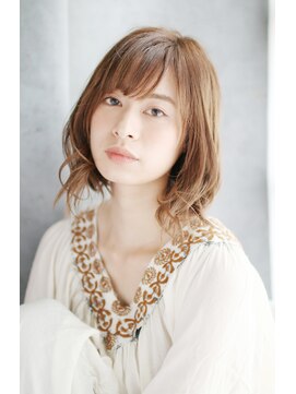 ラクシア(LUXIA) ミディアム外はねニュアンスカールスタイル