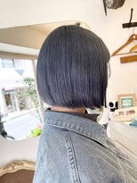 アミュレ(Amule)&nbsp;顔まわりちょいウルフ切りっぱなしボブブリーチ一回ブルーカラー