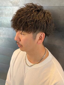 ディスイズバーバーサード(THIS IS BARBER 3rd) ツイストスパイラルパーマ　ベージュカラー　ツーブロック