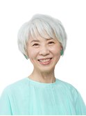 爽やかなホワイトカラーの大人ショートスタイル