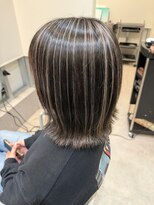 ネリ(NERi)&nbsp;軽やかな立体感☆外ハネミディアム×ハイライトカラー