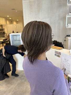 プラス ファースト ヘア(Plus 1st) ショートレイヤー×白髪ぼかしカラー ハイライト