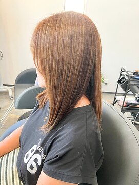 アイノ(AINO.) 【ミルクティーカラー白髪ぼかし】くせを抑えたロングヘア