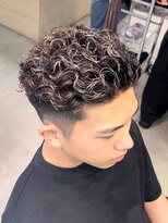 フィフス 天神大名(fifth)&nbsp;ハードで柔らかい質感スペインカールパーマ×スキンフェード