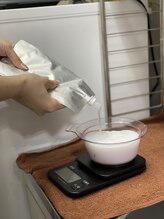 カラー剤の中に美髪改善【GLT】を混合します。