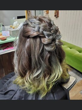 ヘアースペース 練馬店(hair space COCO) 根本はグレー&シルバー、毛先キツネ蛍光グリーン