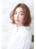 大人世代に大人気スタイリングも楽に決まる外ハネミディアムヘア