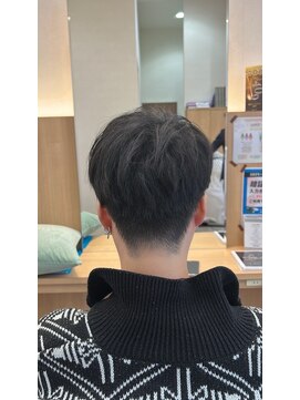 ウイバイファースト(u'i by first) 襟足がすっきりと刈り上げ ネープを強調したショートレイヤー