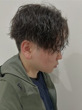 ヒュイル バイ ニアウ(Hwyl by Niau) MEN’S HAIR/波巻きツイストスパイラル/リバースセンターパート