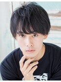 顔周り長めの黒髪メンズスタイル
