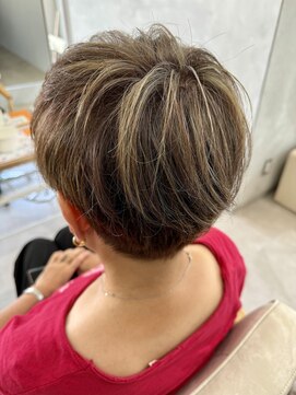 レヴィア(REVIA) ショートボブ白髪ぼかしハイライト